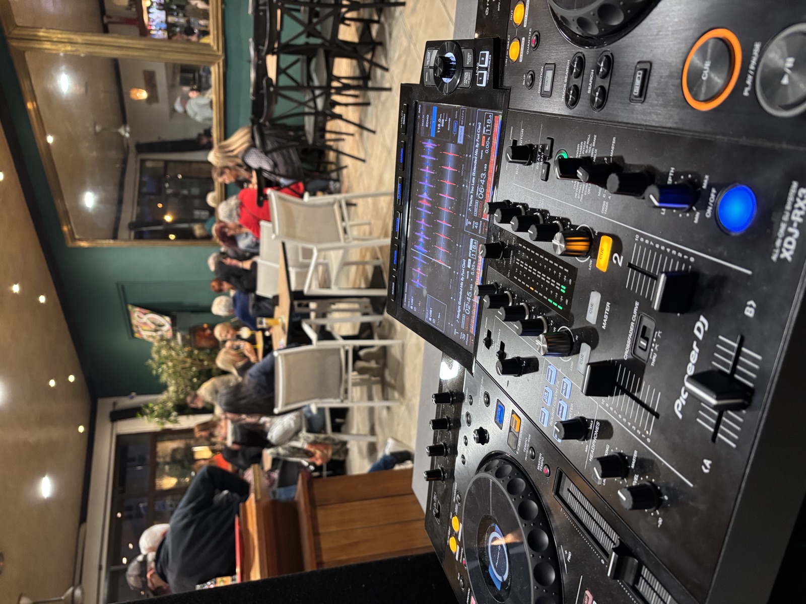 Setup DJ d'Allan Monino en lounge, prestation soirée d'entreprise en Vaucluse
