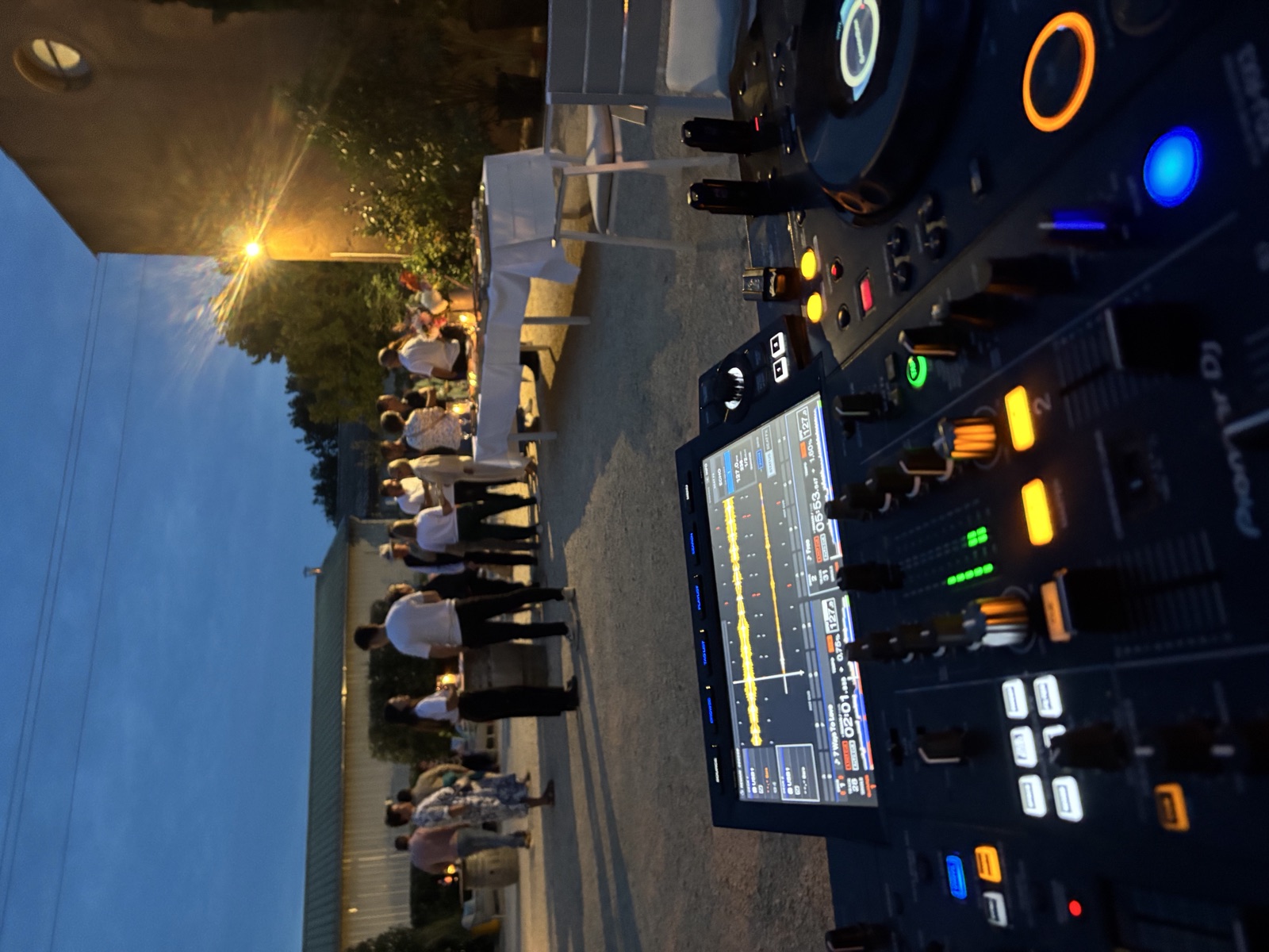 Allan Monino, DJ Vaucluse, en prestation extérieure à l'heure bleue en Provence